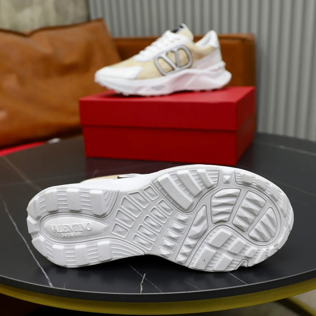 Ex-factory price: 460💰VALENTINO/Valentino 2025s men's latest low-top thick-soled sports shoes are shipped. Made with heavy industry, men's fine casual sports shoes, versatile style. Original leather, rubber lines embellished with geometric segmentation uppers, hand-sewn, novel and fashionable, rubber soles with rivet details on the front and back, VALENTINO GARAVANI LOGO printed on the side, and Valentino Garavani decorative inlay on the tongue. Logo, comfortable, breathable and durable on the feet! Comes with full original packaging! Code number: 38-39-40-41-42-43-44 (45 can be customized)